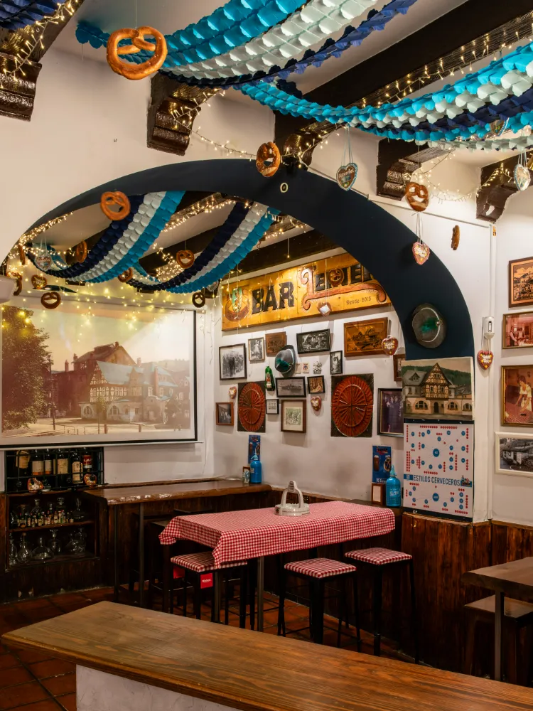 Comedor de Leinerhaus con decoración bávara, restaurante alemán en la calle de la Ballesta, Madrid