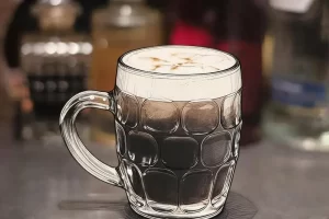 Jarrita de Biermutten con espuma de cerveza y angostura en la barra de Leinerhaus