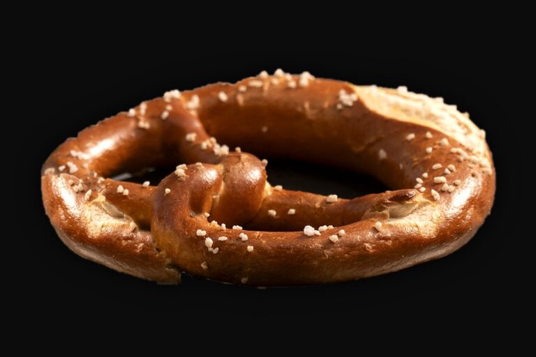 Bretzel clásico con mantequilla, recién horneado