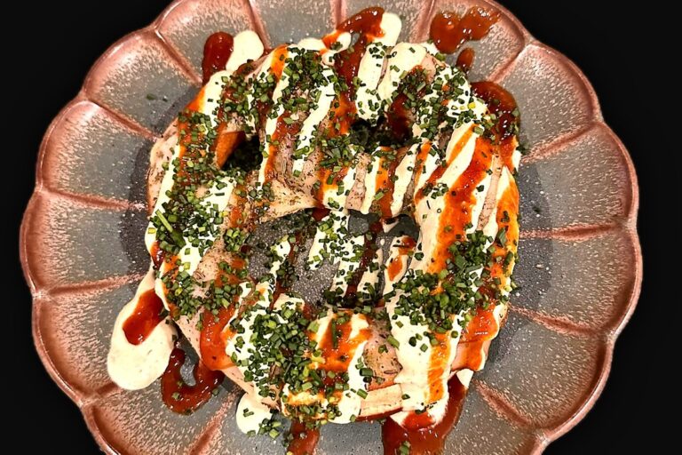 Bretzel Berlin con queso fundido, salsa tártara y curryketchup
