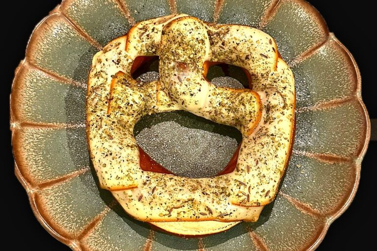 Bretzel gratinado con queso ahumado y mejorana
