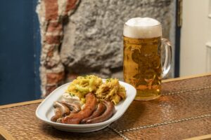 Degustación de salchichas alemanas con puré y chucrut