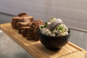 Ensaladilla de arenque con manzana y eneldo, cocina alemana en Madrid