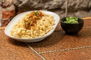 Käsespätzle: pasta casera alemana con queso y cebolla frita