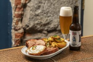 Leberkäse con huevo frito y ensalada de patata alemana