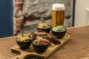 Tabla degustación de ensaladas alemanas caseras en Leinerhaus Madrid