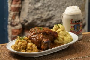 Codillo asado alemán (Schweinshaxe) con Knödel y chucrut
