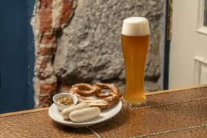 Salchicha blanca de Múnich (Weisswurst) con mostaza dulce y bretzel